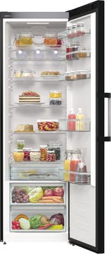 Gorenje Fritstående køleskab med stor kapacitet på 398 L til daglig opbevaring. DynamiCooling og ventilatorassisteret køling sikrer jævne temperaturer i hele køleskabet, mens CrispZone skuffer hjælper med at holde frugt og grøntsager friske i længere tid.