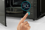 Hisense Mikrobølgeovnen H25MOBS4HGI gør det nemt at lave mad med jævn varmefordeling, effektiv grill og brugervenlig betjening. Det elegante sorte design er moderne, mens optøningsfunktionen og de automatiske madlavningsprogrammer sparer tid i køkkenet.