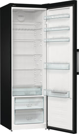 Gorenje Fritstående køleskab med stor kapacitet på 398 L til daglig opbevaring. DynamiCooling og ventilatorassisteret køling sikrer jævne temperaturer i hele køleskabet, mens CrispZone skuffer hjælper med at holde frugt og grøntsager friske i længere tid.